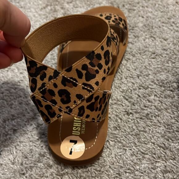 NEW Cheetah Print Sandals CUSHIONAIRE Women Indego Stretch Size‎ 7 Animal Print - Picture 15 of 16